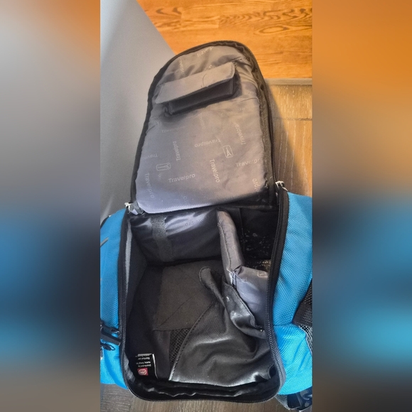 Aqua Travelpro Men's Backpack with Multiple Compartments - Picture 6 of 9
